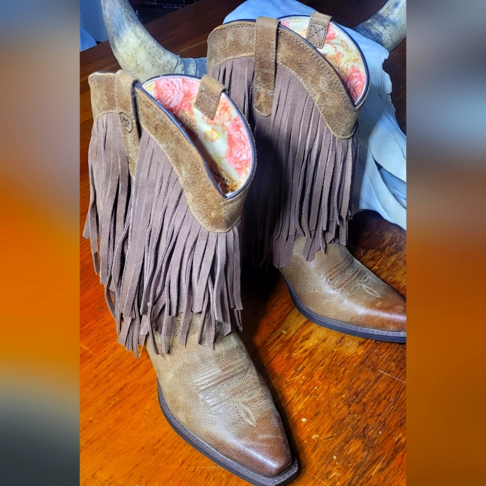 Size 7 Ariat Women's Gold Rush Boots
